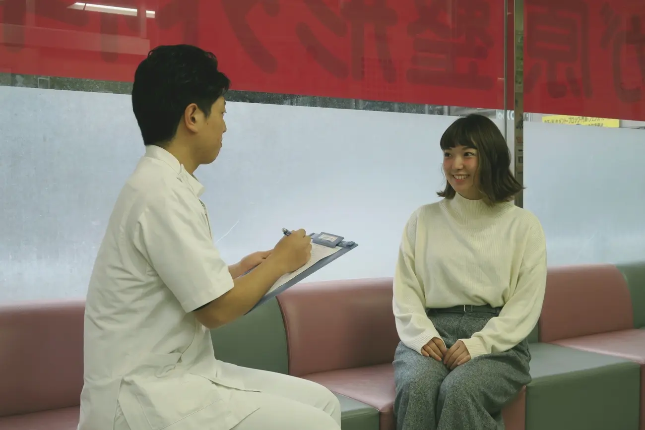 クリニックスタッフによる患者への問診の様子